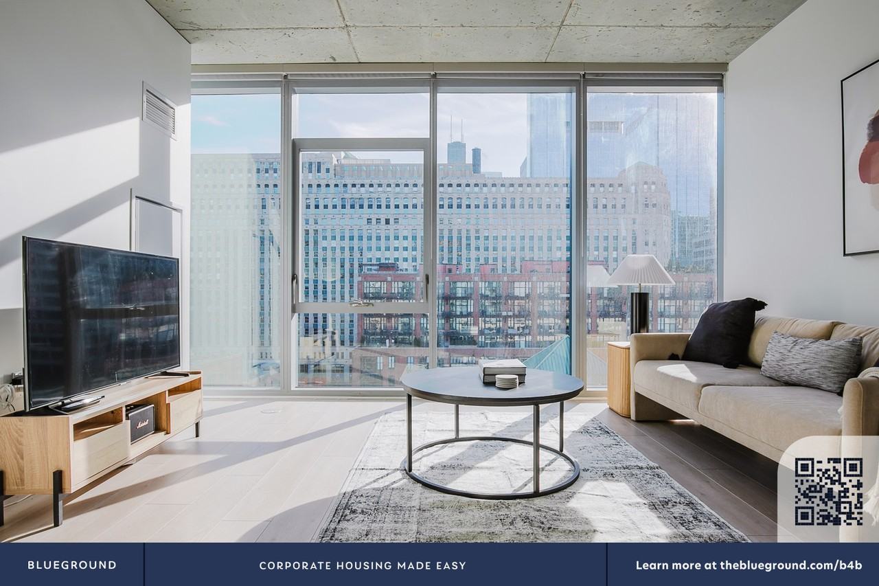 311 West Illinois Street - Photo 6 of 217