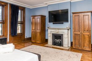 featured image of 215 W 9th St