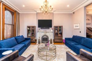 featured image of 215 W 9th St