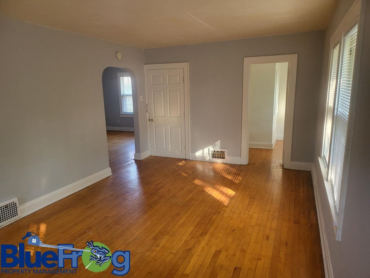 915 Stuart St - Photo 2 of 11