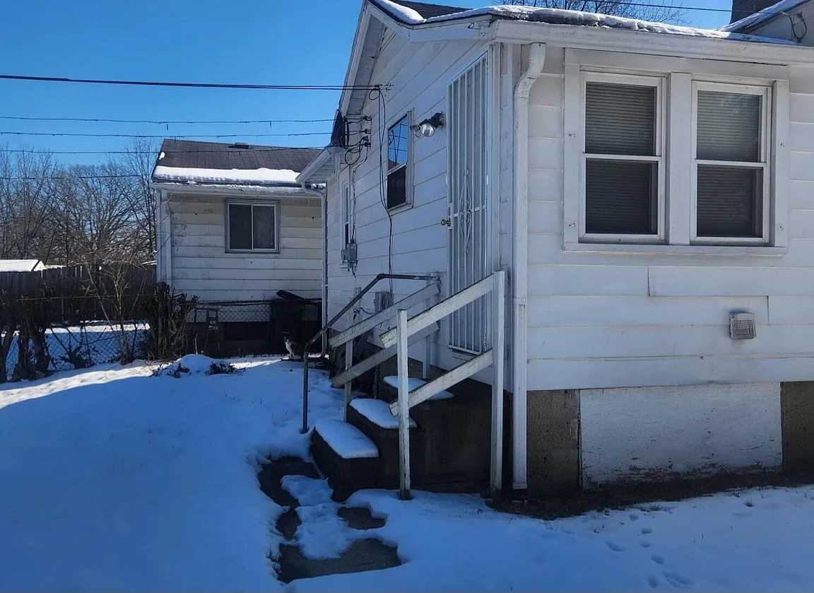 2042 Briarwood Ave #2042 - Photo 4 of 16