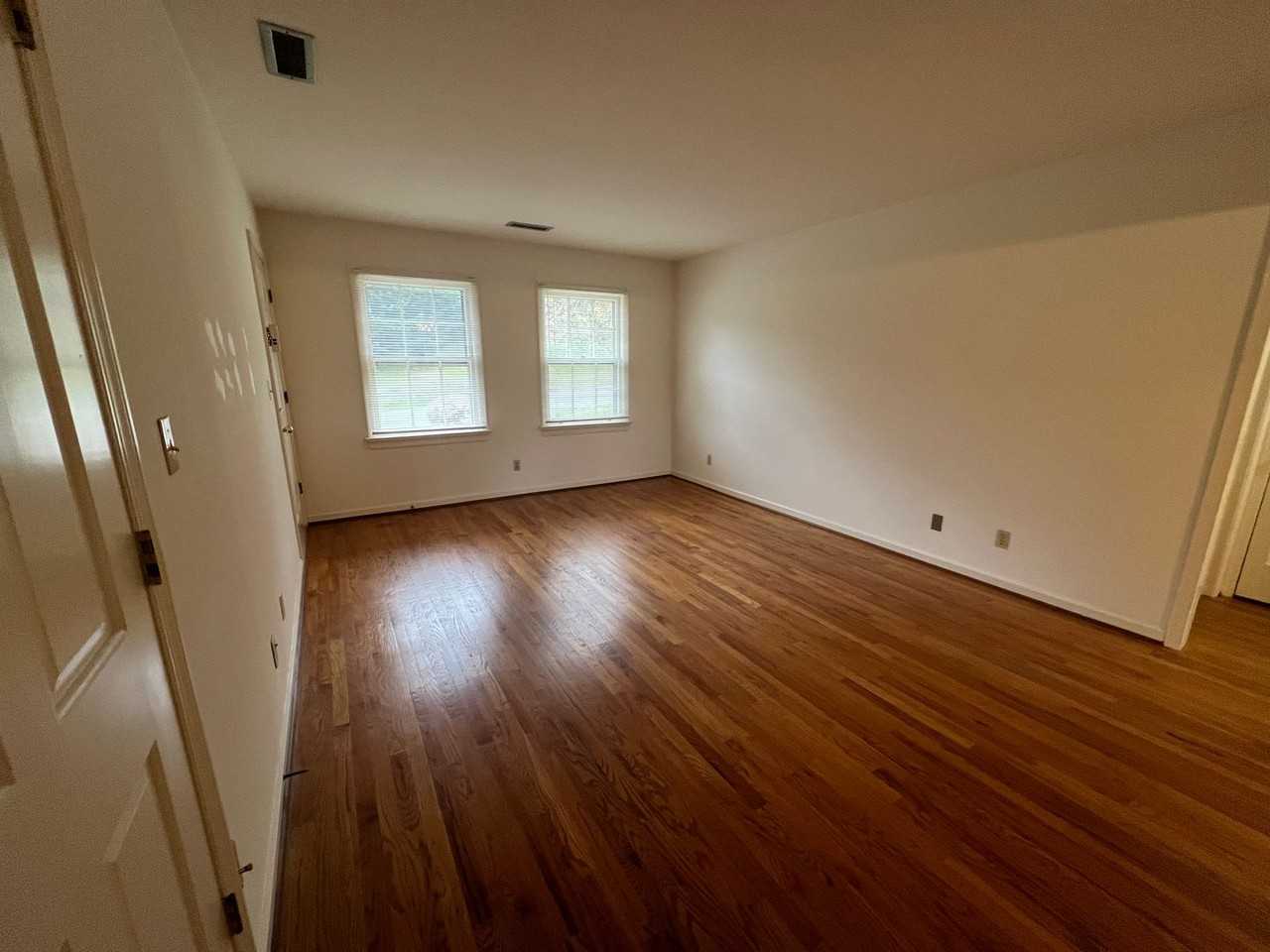 1900-04 Canterbury Court Apartments - Photo 4 of 31