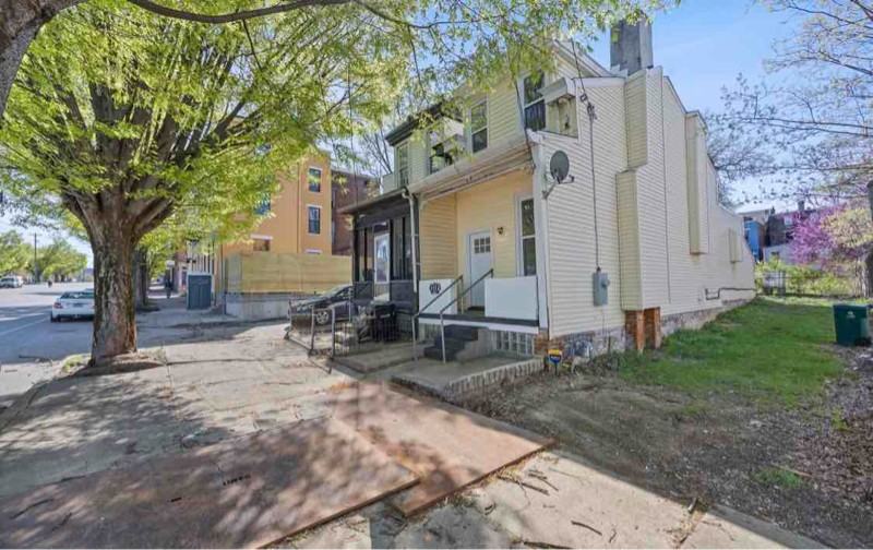 1113 Bank St - Photo 3 of 20