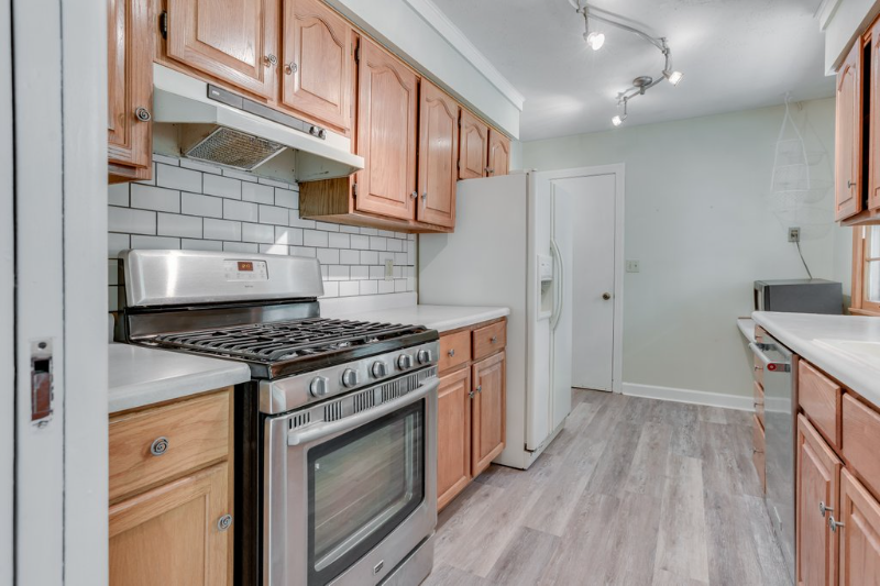 4318 Benjamin St Ne - Photo 6 of 20