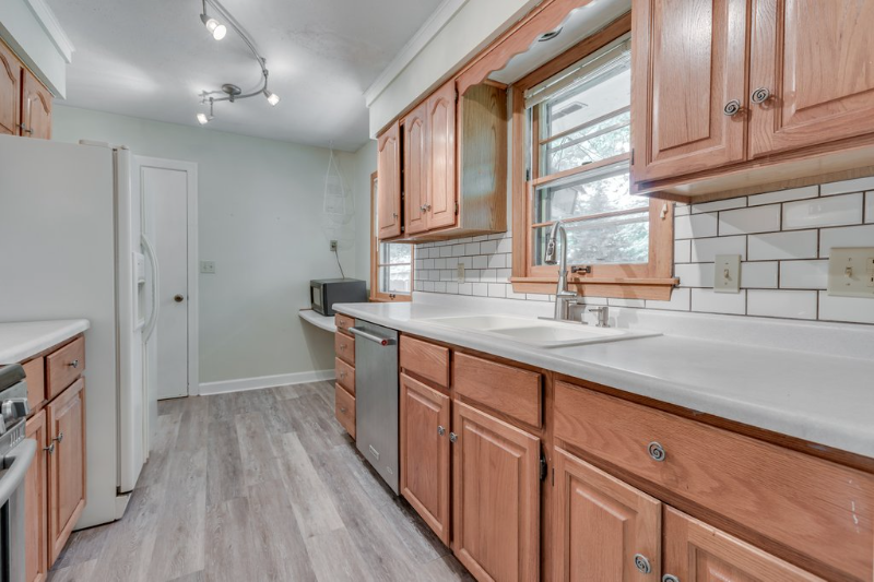 4318 Benjamin St Ne - Photo 7 of 20