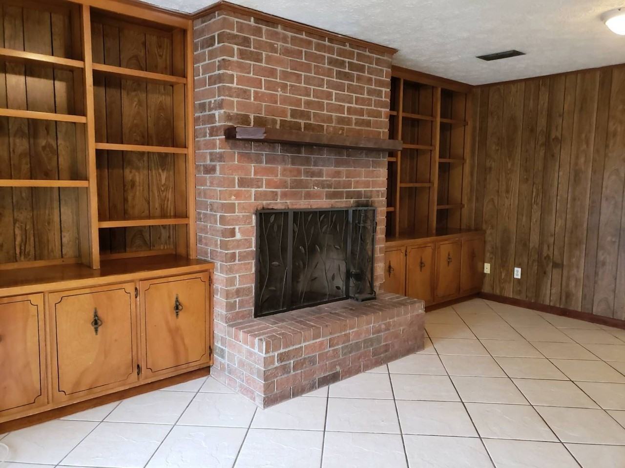 256 Escanaba Ave - Photo 2 of 12