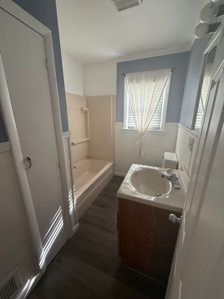 275 Webber Ave - Photo 3 of 14