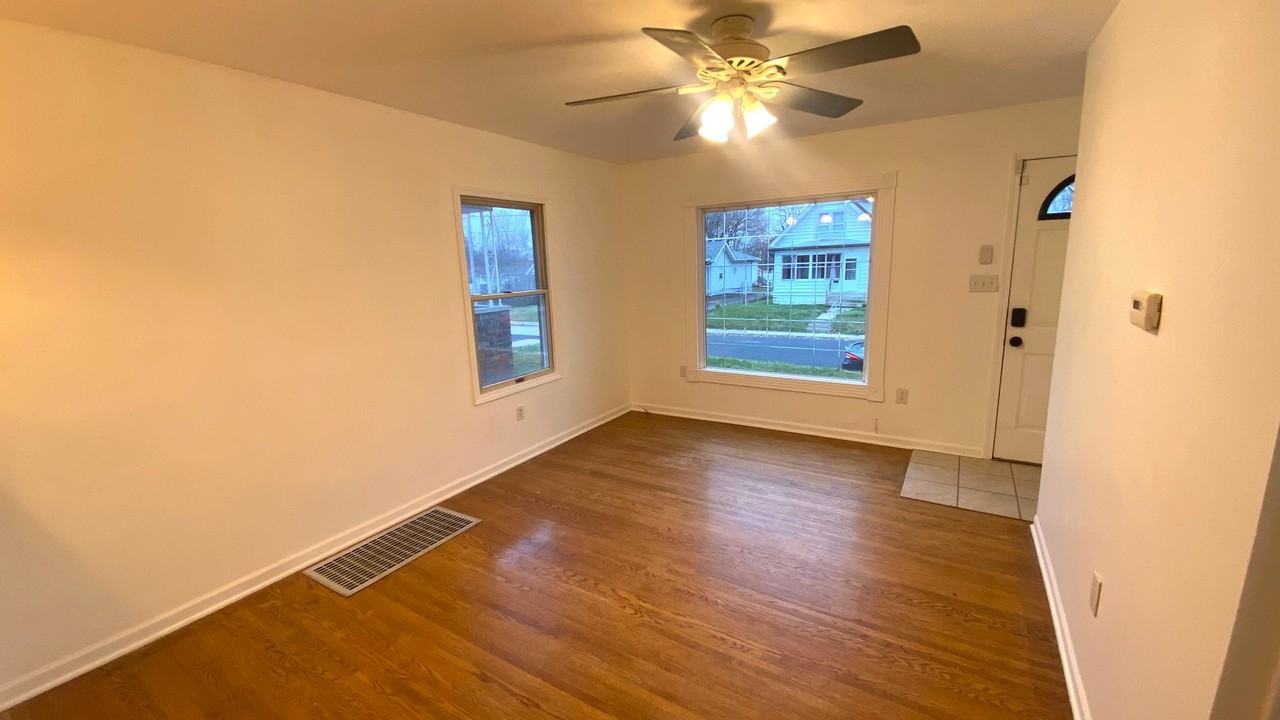 1431 E Paris Ave - Photo 4 of 9