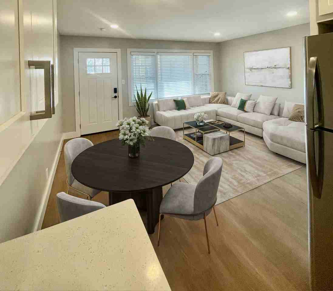 Brownstone - Photo 3 of 30