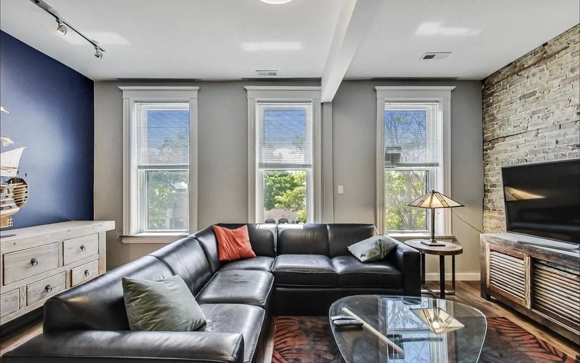 2038 W Homer St #3 - Photo 2 of 20