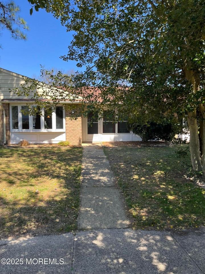 42 Buckingham Dr - Photo 2 of 23