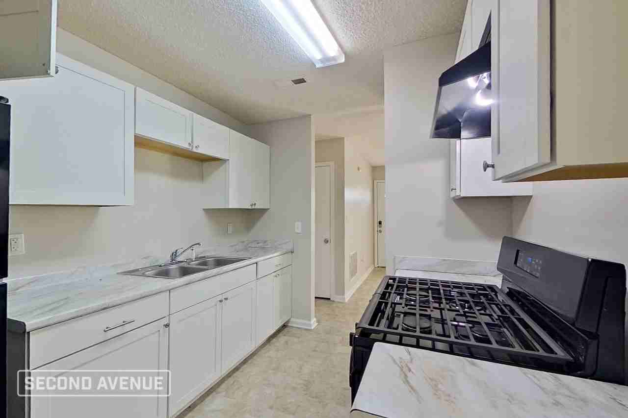 1739 Huntington Dr - Photo 6 of 22
