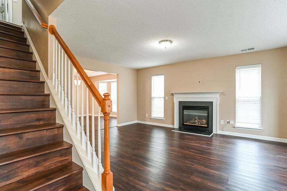 7110 Lowen Rd - Photo 4 of 17