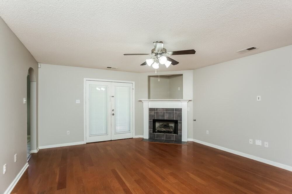 6723 Crystal Dr - Photo 4 of 17