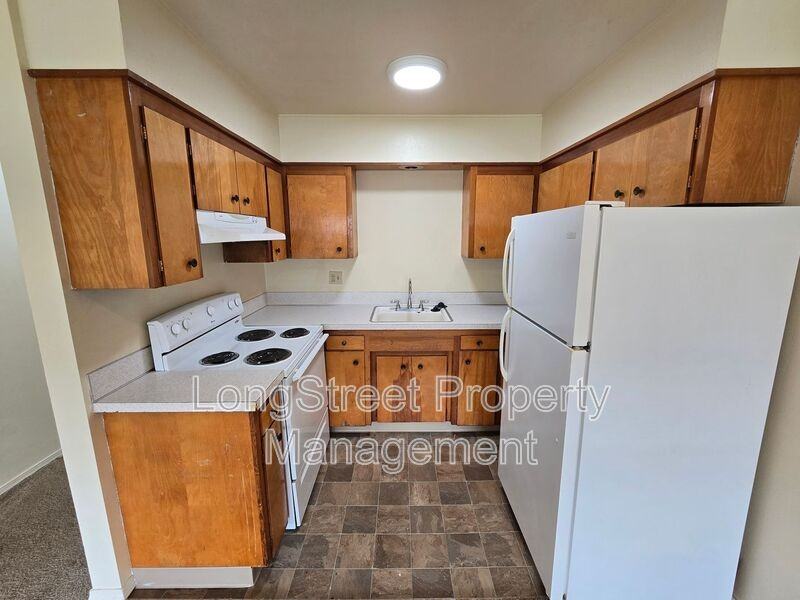 915 Sw Adams Ave #2 - Photo 3 of 13