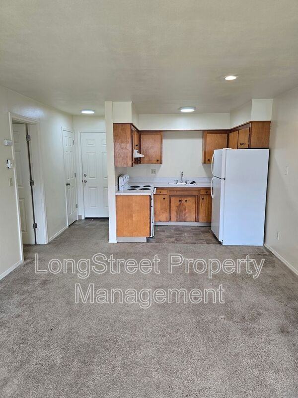 915 Sw Adams Ave #2 - Photo 4 of 13