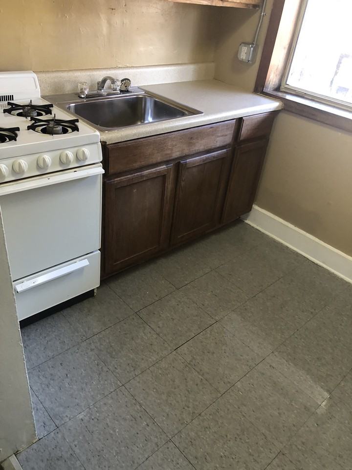 429 W G St - Photo 3 of 9