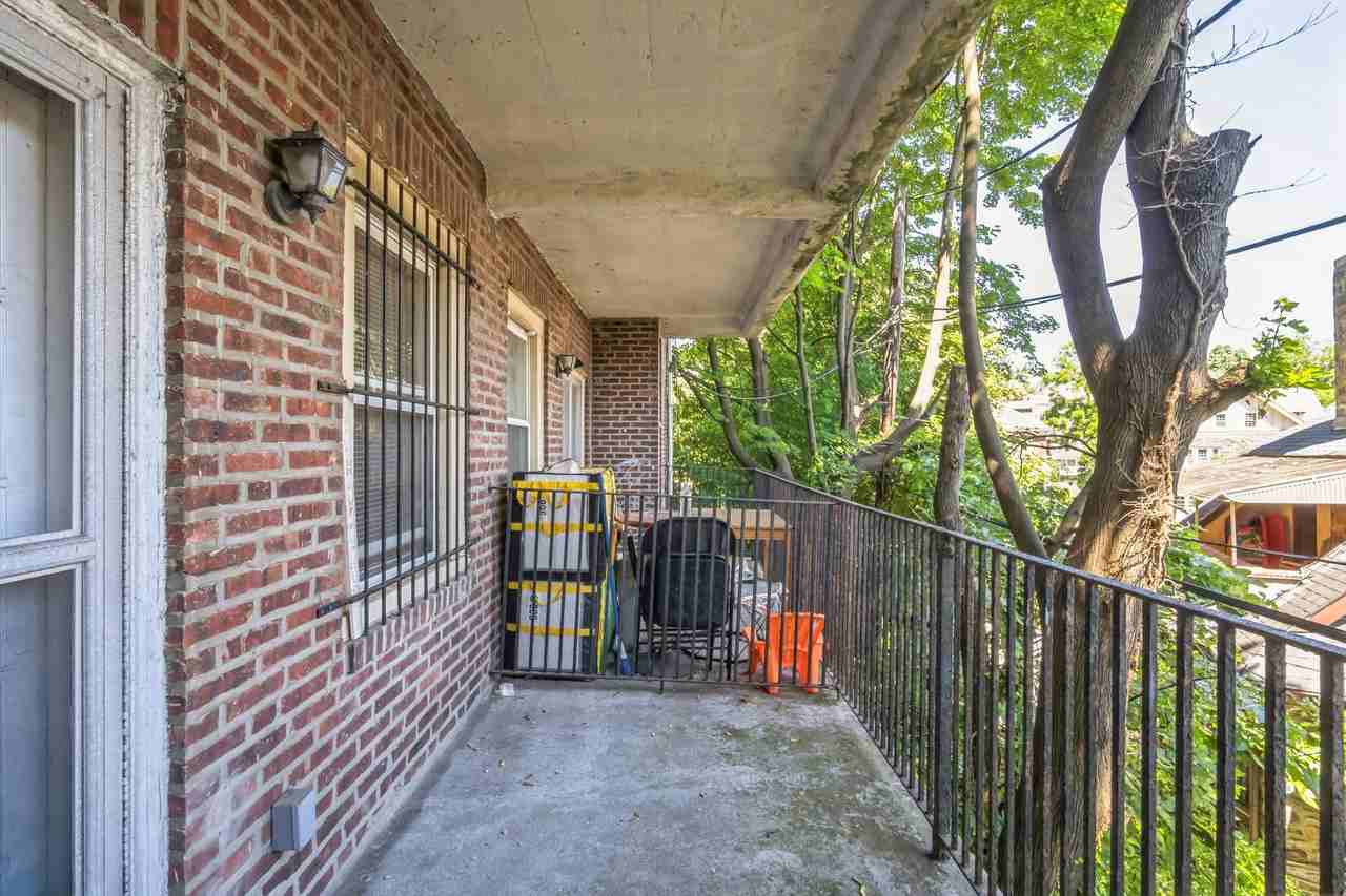 6355 Lancaster Avenue - Photo 6 of 31