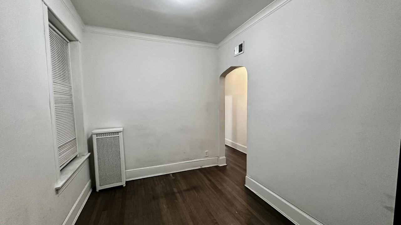 1254 West Addison Street - Photo 2 of 6