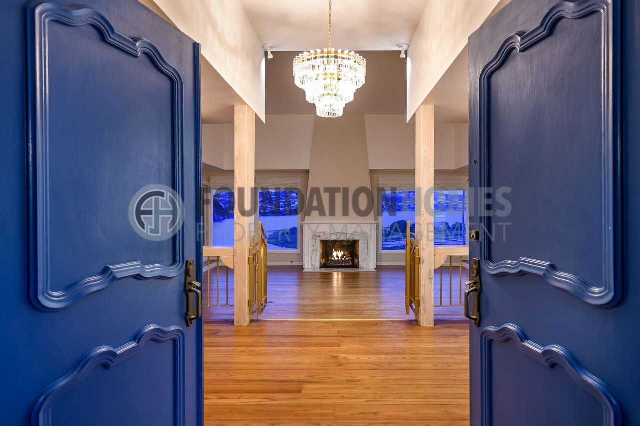 325 E Strawberry Dr - Photo 3 of 40