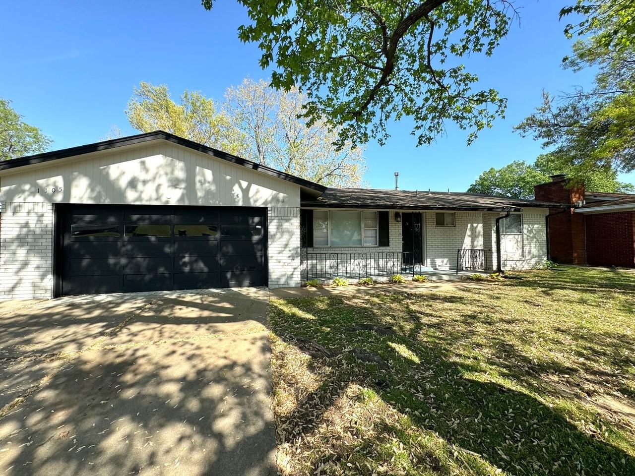 1105 N Fern Ave - Photo 2 of 29