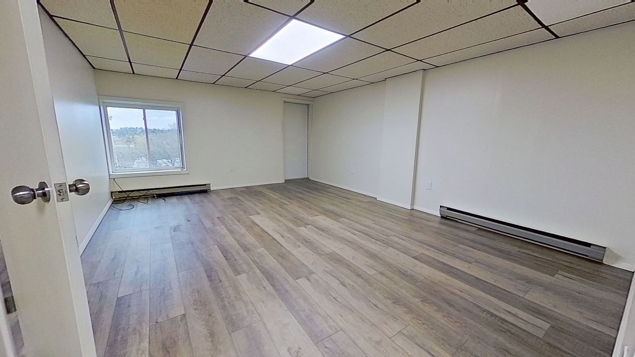 641 W Broadway - Photo 5 of 9