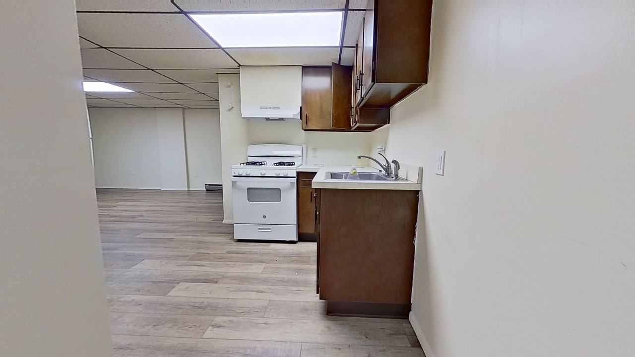 641 W Broadway - Photo 6 of 9