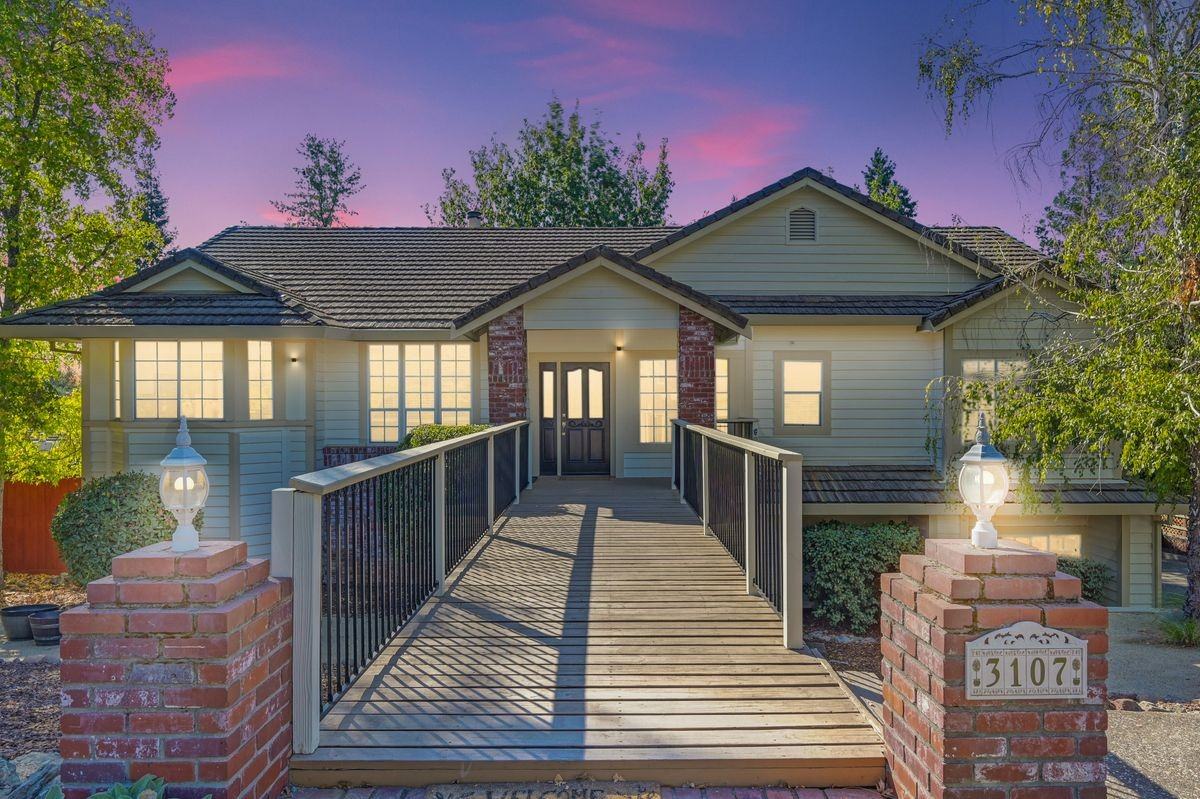 3107 Camerosa Cir - Photo 2 of 11