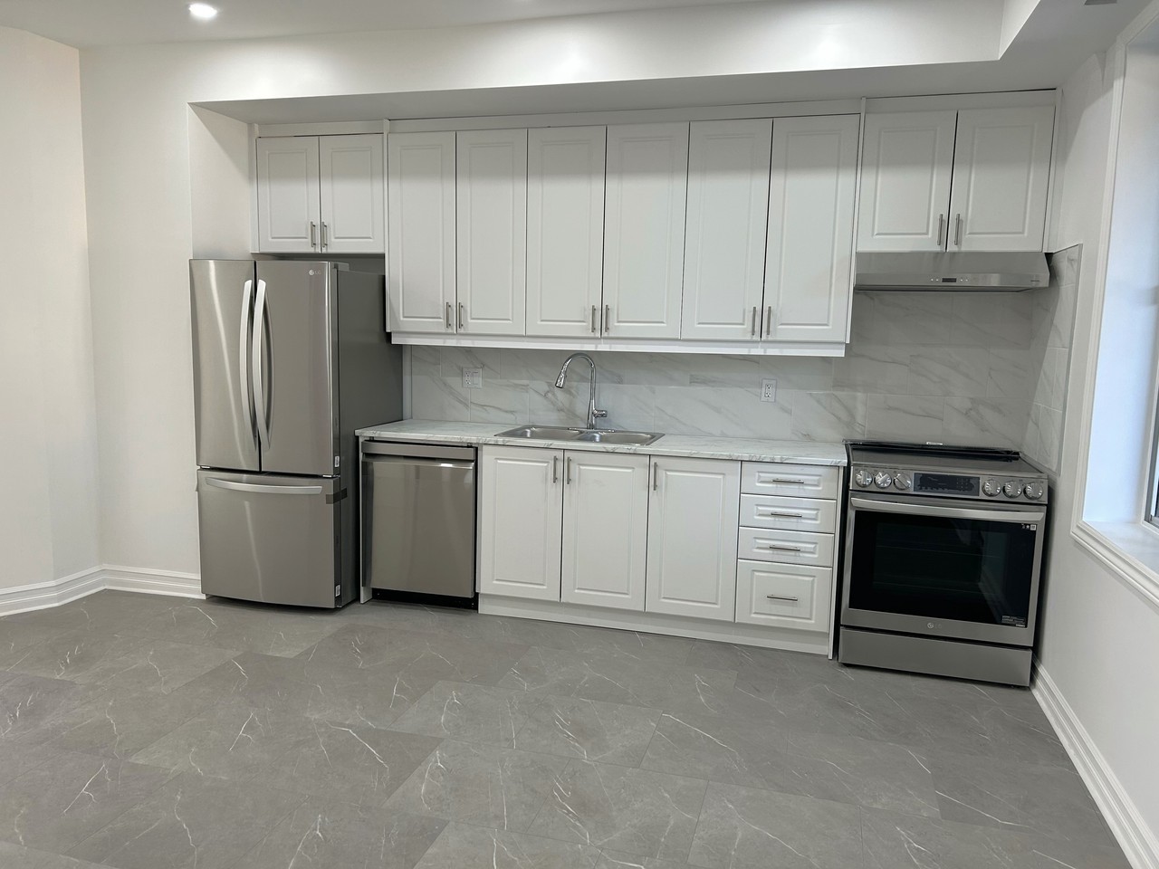 Ossington Ave & College St #2nd flr - Photo 2 of 12