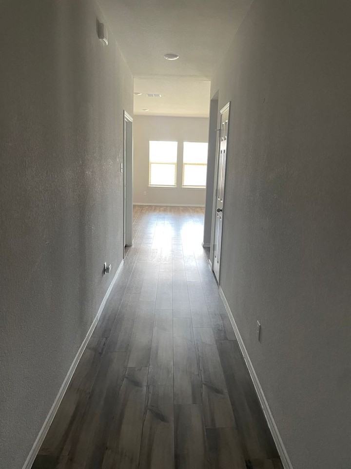 1161 Oxford Ln - Photo 2 of 17