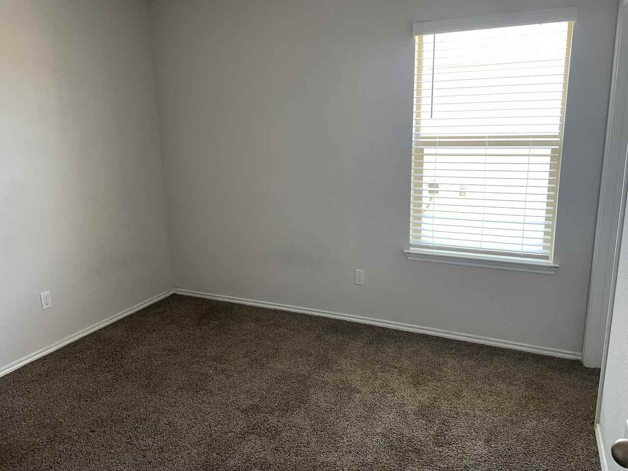 1161 Oxford Ln - Photo 3 of 17