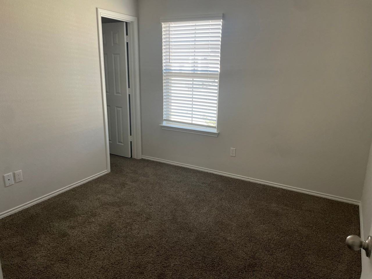 1161 Oxford Ln - Photo 5 of 17