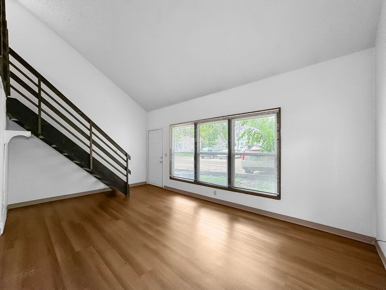 2317/2319 Knapp Street - Photo 5 of 36