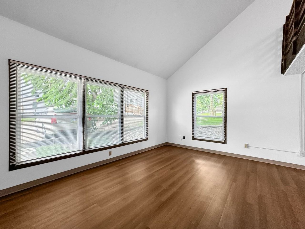 2317/2319 Knapp Street - Photo 6 of 36