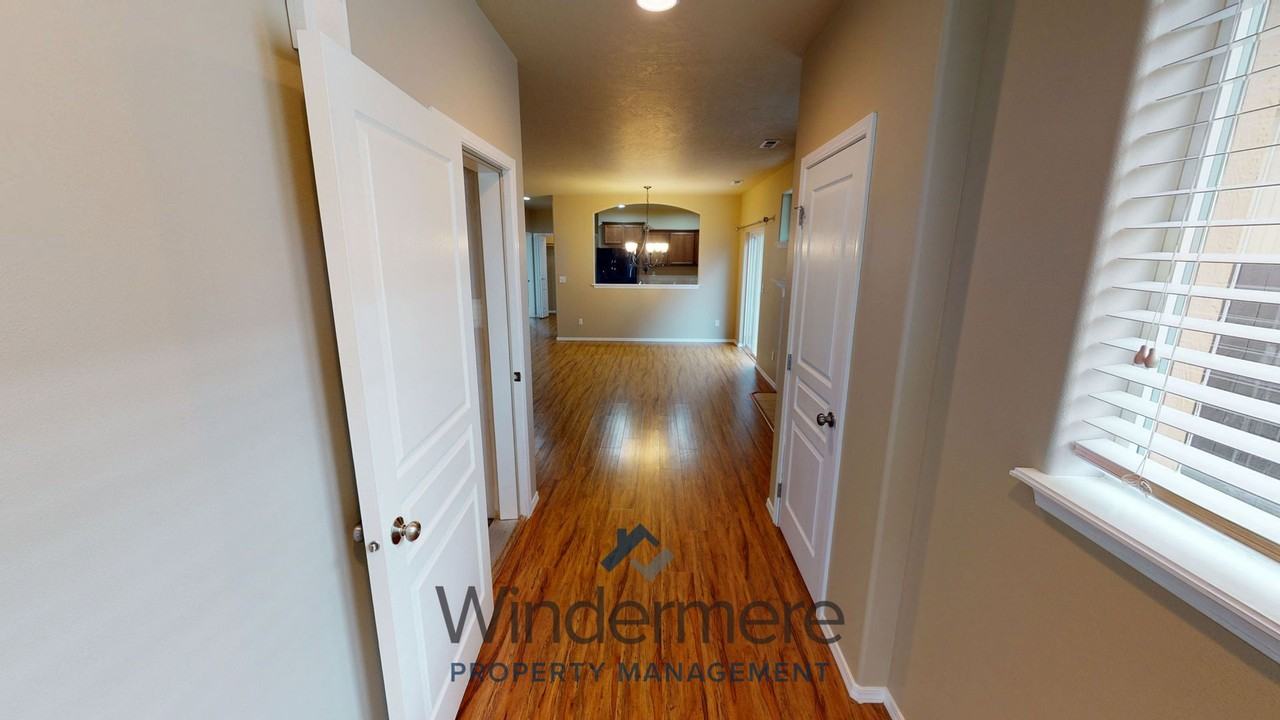 1162 Sw Carver St - Photo 2 of 14