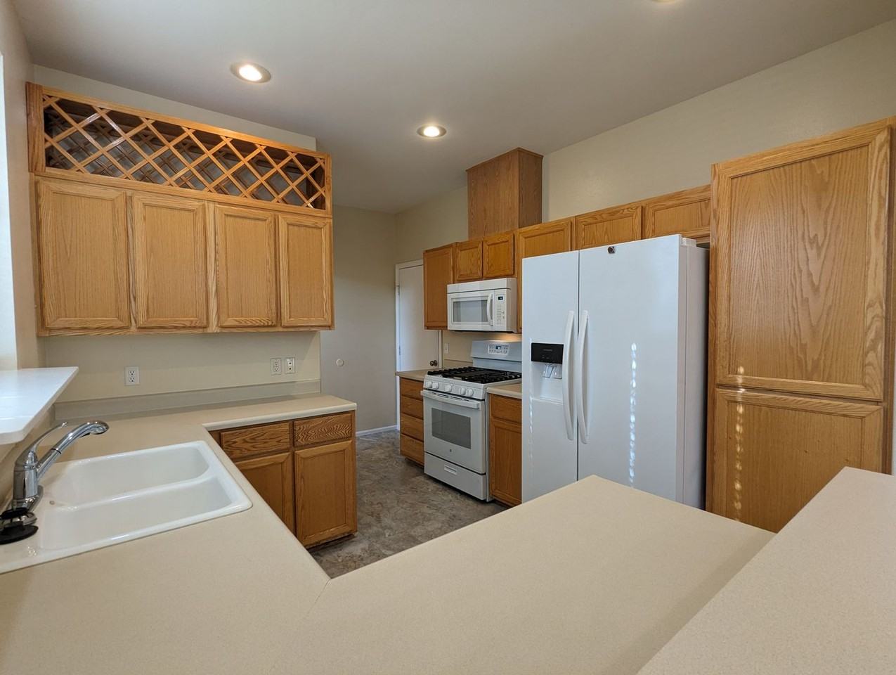 5226 Wales Dr - Photo 5 of 20