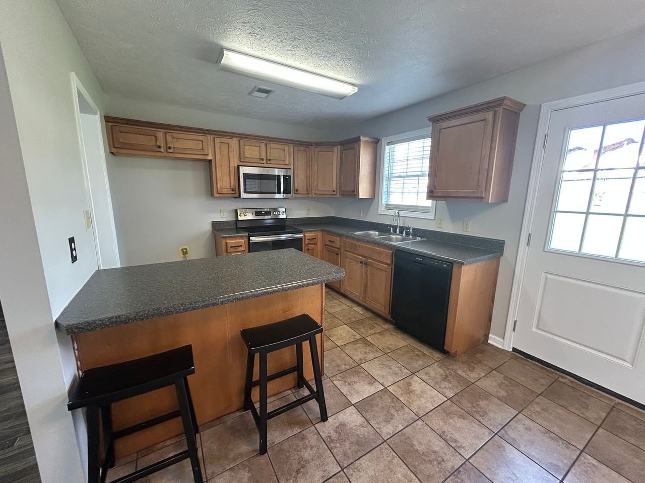 125 Farmdale Cv - Photo 3 of 14