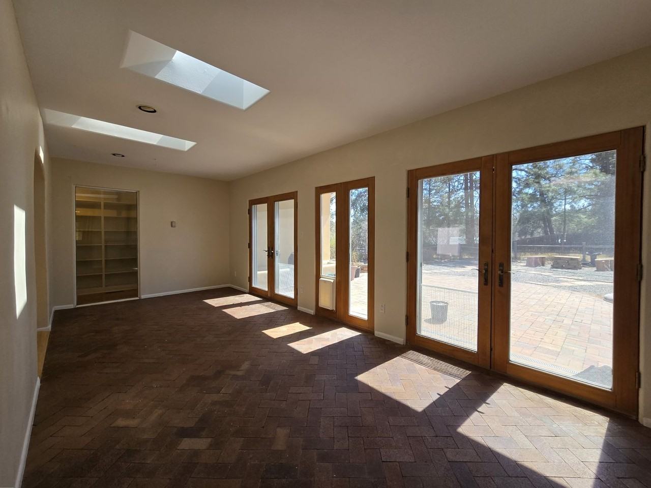 4557 Trinity Dr - Photo 5 of 42