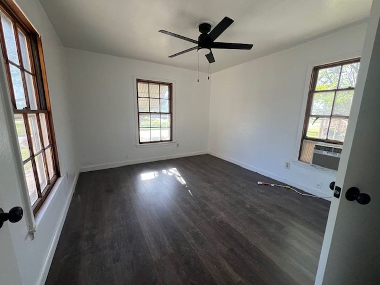 1466 Park Ave - Photo 3 of 11