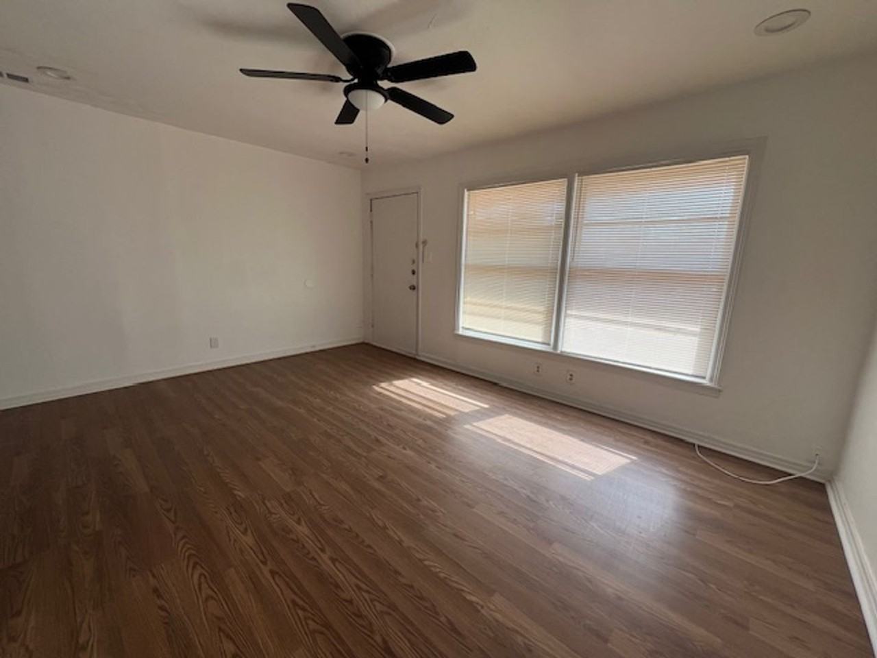 1142 S Crockett Dr - Photo 2 of 11