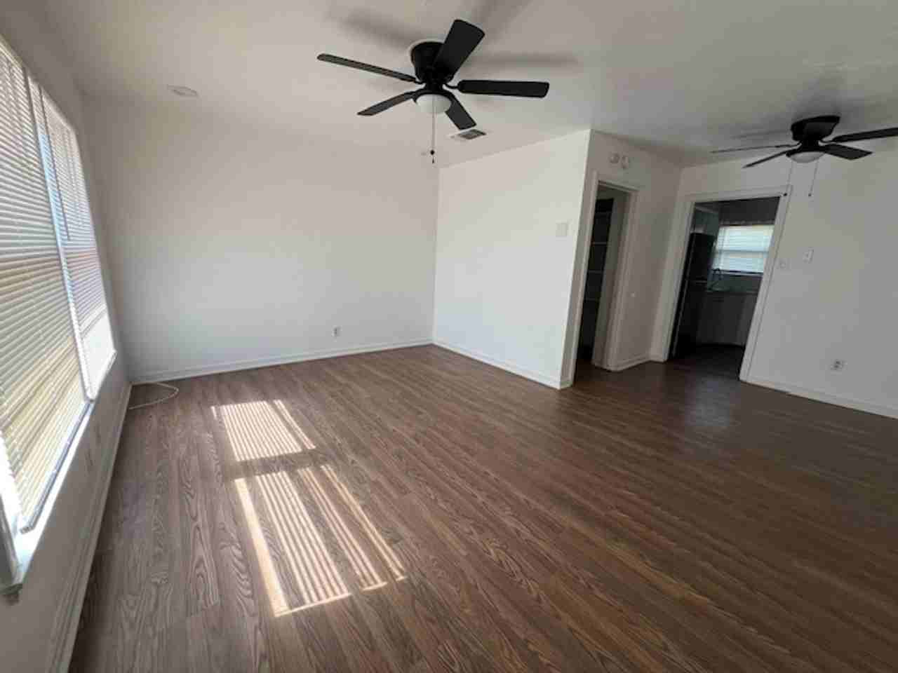 1142 S Crockett Dr - Photo 3 of 11