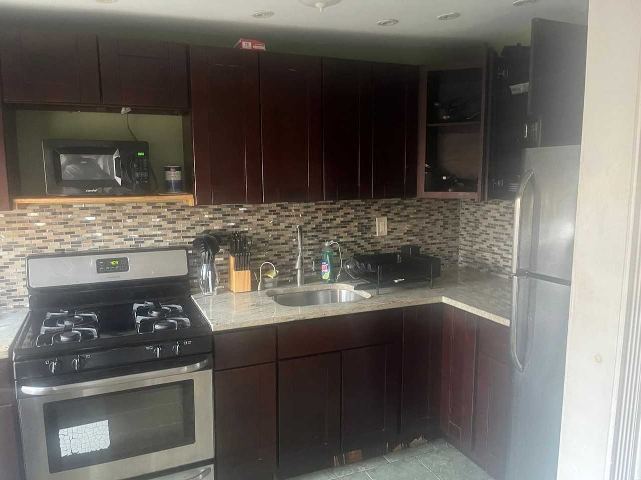 579 Putnam Ave - Photo 7 of 14