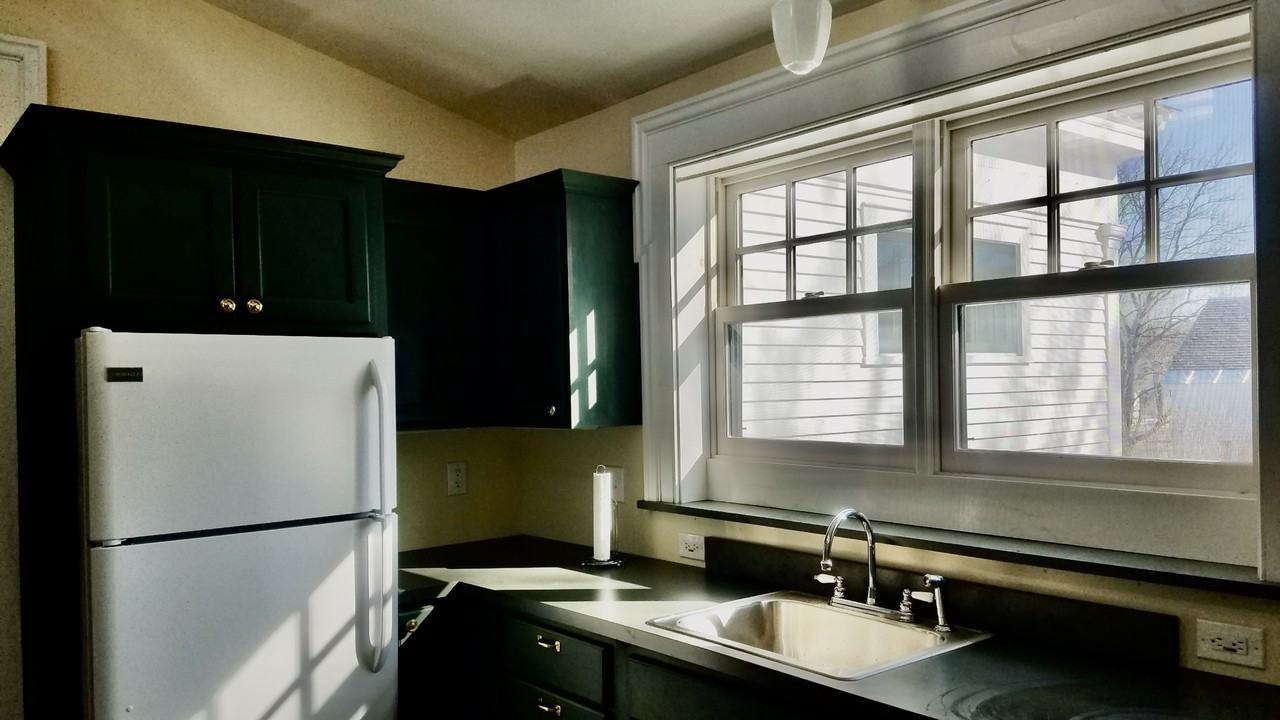 147 College St N #3 - Photo 2 of 15