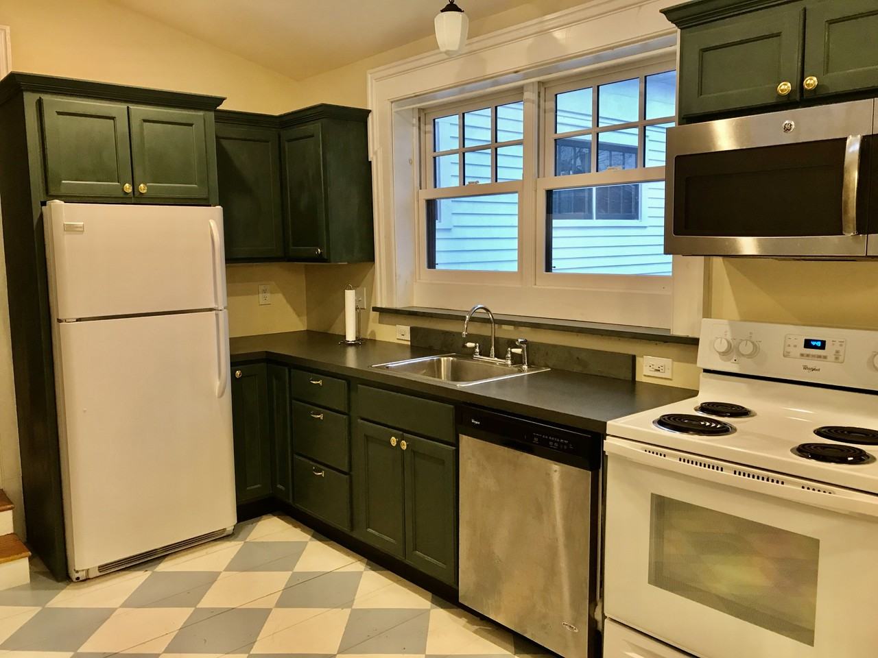 147 College St N #3 - Photo 3 of 15