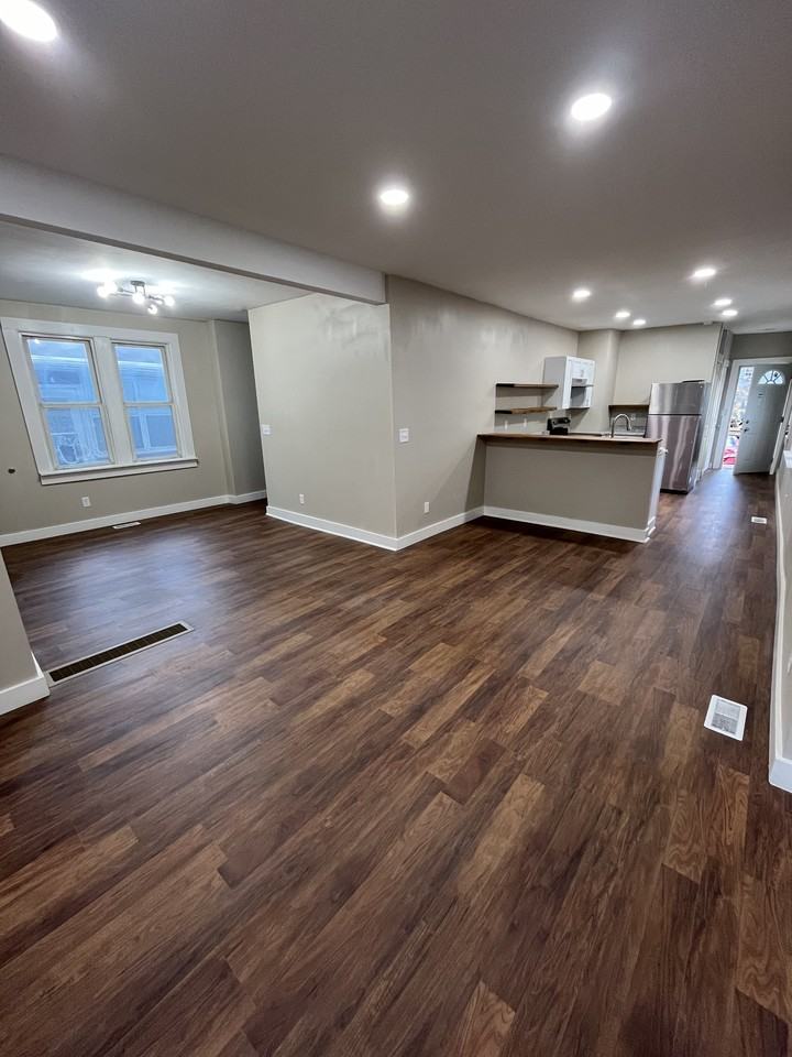 810 E 8th St #1 - Photo 4 of 15