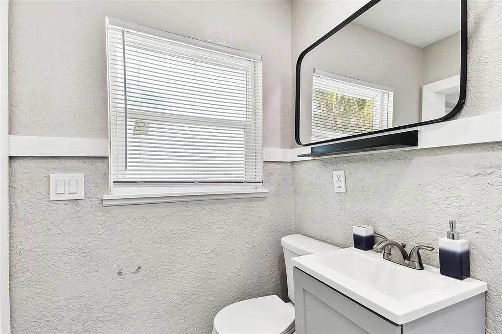 601 76th Ave #D - Photo 3 of 29