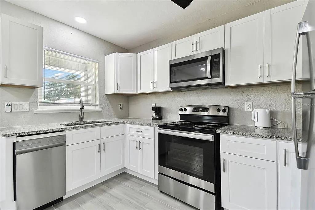 601 76th Ave #C - Photo 3 of 32