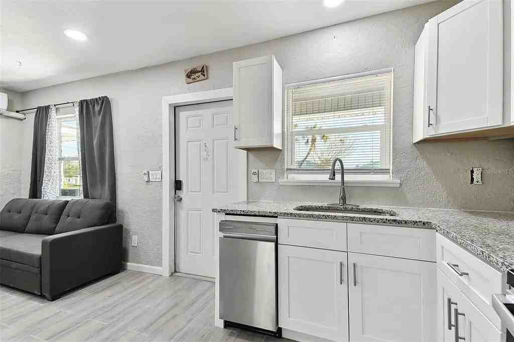 601 76th Ave #C - Photo 4 of 32