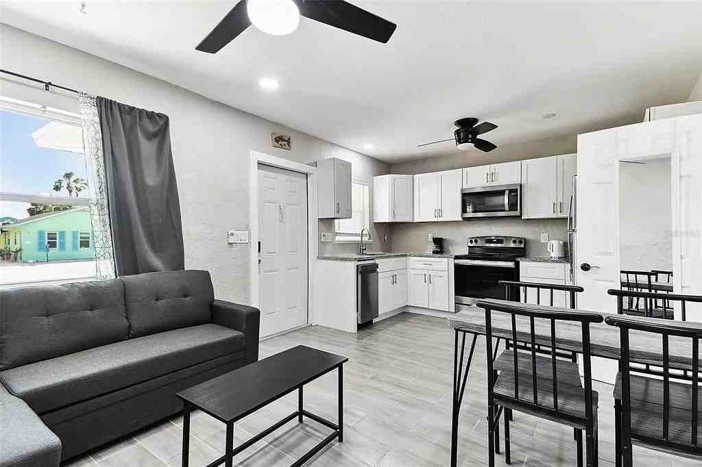 601 76th Ave #C - Photo 5 of 32