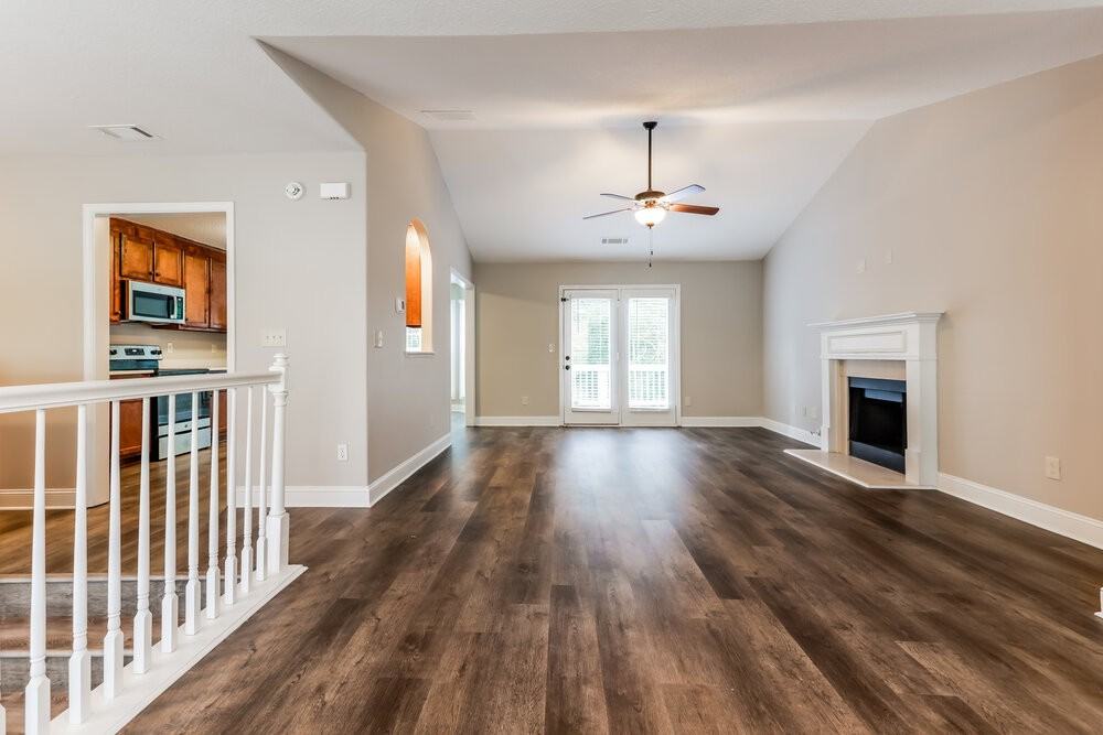 595 Embassy Walk - Photo 5 of 17